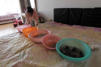 长洲楼上漏水，住户失联，小区没物管，业主维权难！律师来支招……